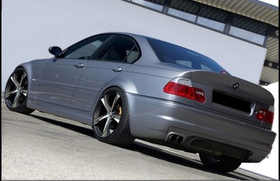  Pare choc arriere BMW serie 3 E46 4 portes berline look M3 avec une seule sortie d'echappement a gauche